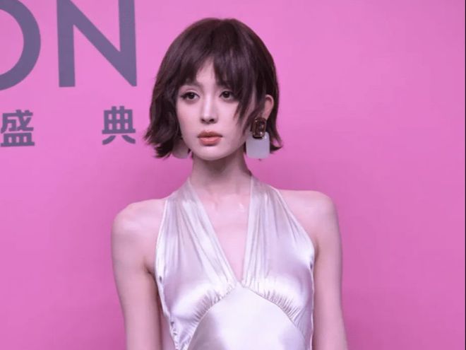 竹竿颜值下降不是一点点没有以前气场了人生就是博-尊龙凯时娜扎新鲜照片瘦成(图1)