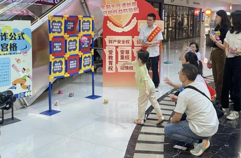 行进商圈开展“金融教育宣传月”活动z6尊龙·中国网站中国银行天津市分(图3)