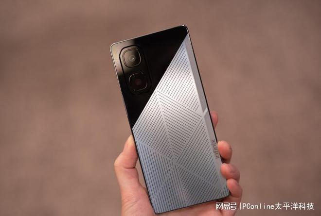 概念手机产品大赏这是未来手机的新形态？尊龙凯时链接MWC 2025亮点直击：(图3)